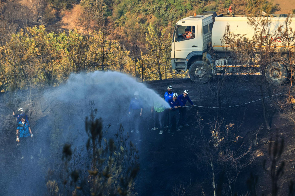 Hasiči zasahujú počas lesného požiaru v tureckej Burse. FOTO: TASR/AP
