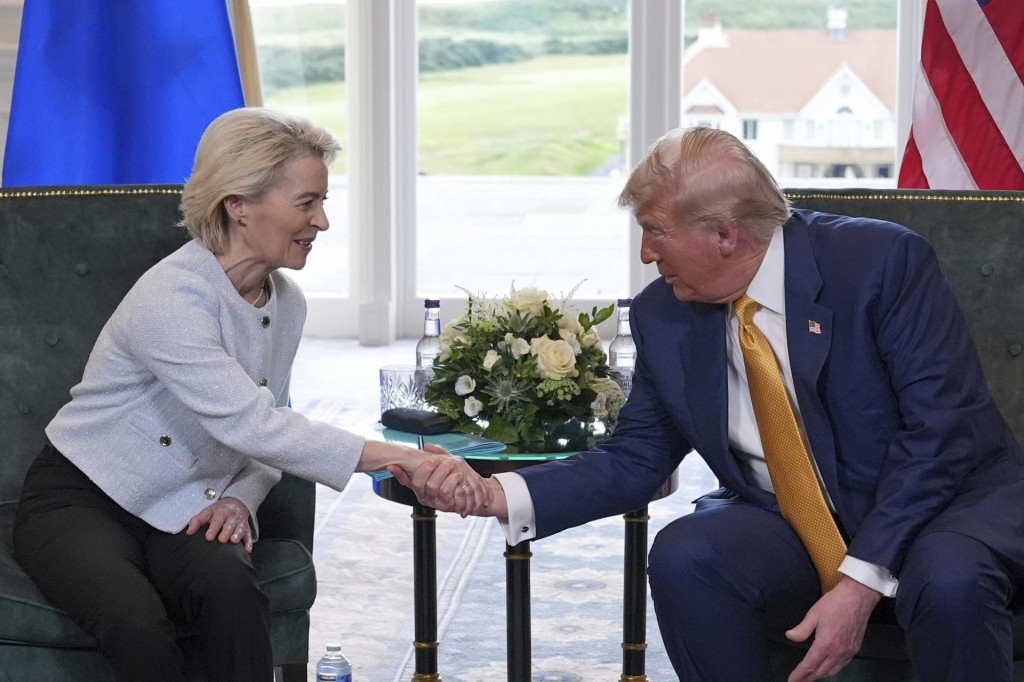 Americký prezident Donald Trump a šéfka Európskej komisie Ursula von der Leyenová si podávajú ruky počas stretnutia v škótskom Turnberry v nedeľu 27. júla 2025. FOTO TASR/AP