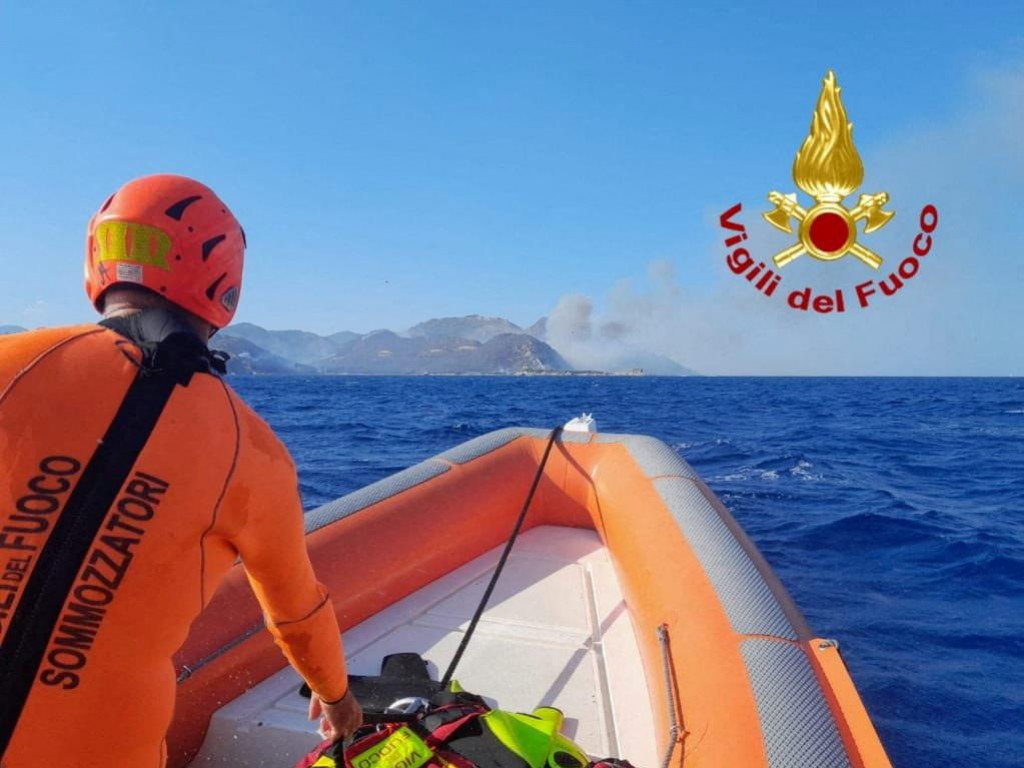 Hasiči bojujú s požiarom vegetácie pri pobrežnom meste Villasimius, ktorý ohrozuje obľúbenú pláž Punta Molentis na juhu Sardínie. FOTO: Reuters/Vigili del Fuoco