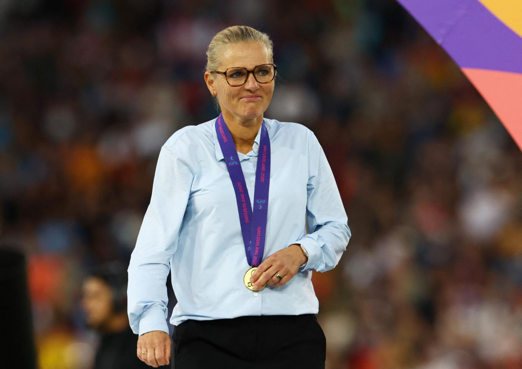 Opäť najcennejšia medaila. Sarina Wiegmanová doviedla anglické futbalistky k zisku titulu aj na práve skončenom európskom šampionáte. FOTO: Reuters