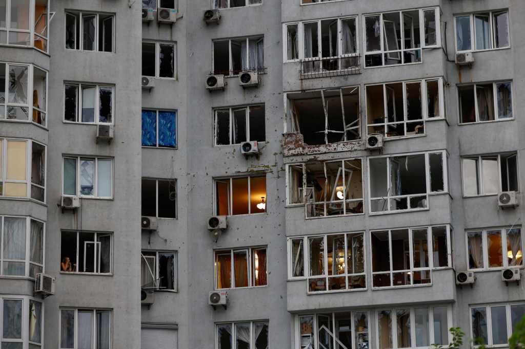 Bytový dom, ktorý bol poškodený počas útoku ruského dronu v Kyjeve. FOTO: Reuters