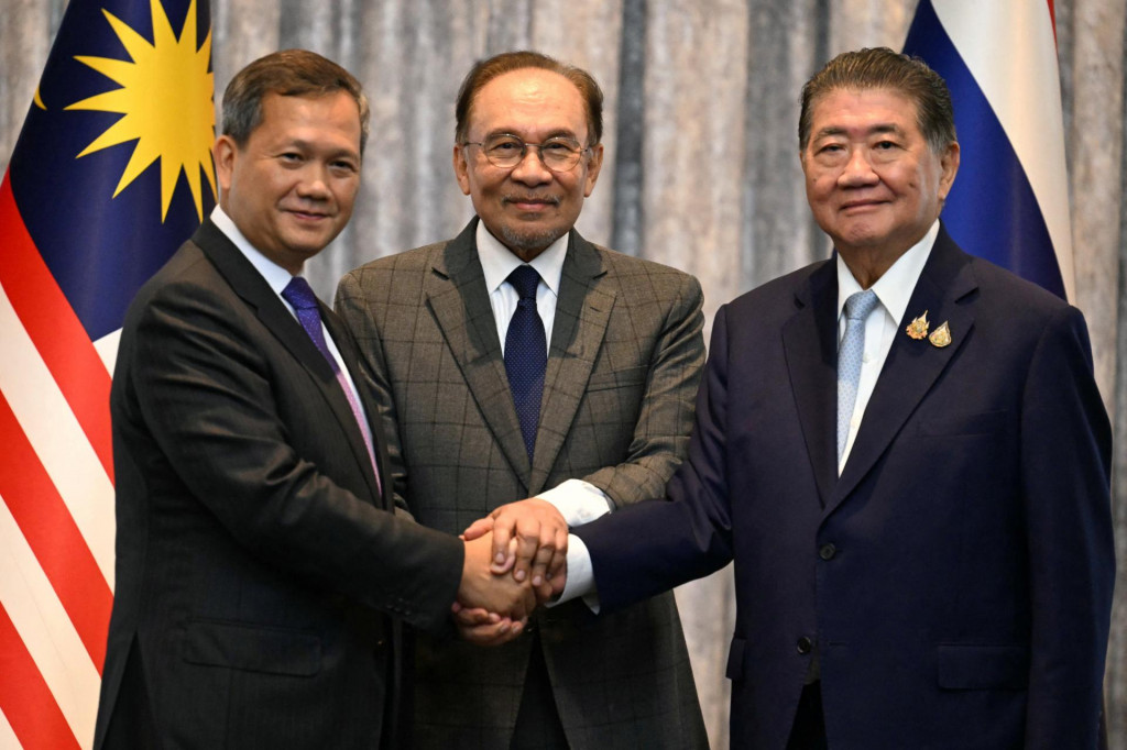 Kambodžský premiér Hun Manet, malajzijský premiér Anwar Ibrahim a úradujúci thajský premiér Pchúmtcham Véčajačaj. FOTO: Reuters