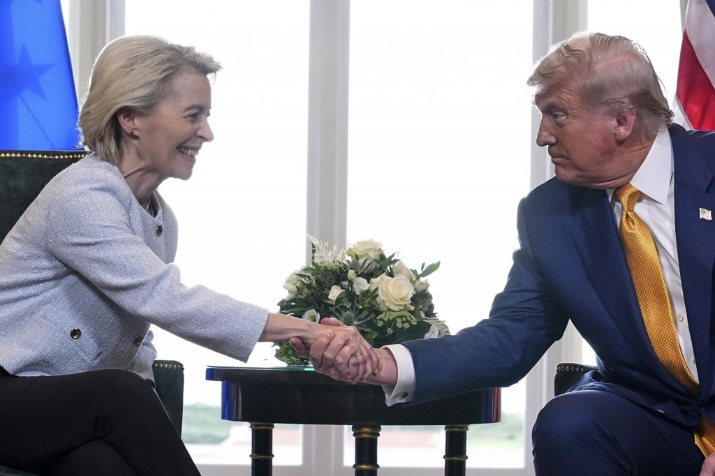 Donald Trump a šéfka Európskej komisie (EK) Ursula von der Leyenová si podávajú ruky počas stretnutia v škótskom Turnberry v nedeľu 27. júla 2025. FOTO: TASR/AP
