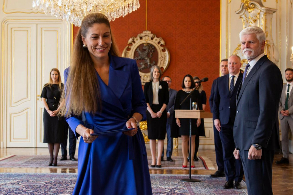 Česká ministerka spravodlivosti Eva Decroix (ODS) a český prezident Petr Pavel, ktorý jej odovzdal menovací dekrét. FOTO: TASR/Barbora Vizváryová