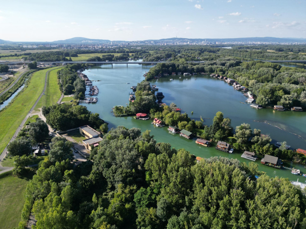 Okolie Rusoviec, v pozadí je Bratislava. Ilustračné FOTO: Shutterstock