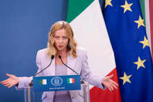 Záber z 23. júla zachytáva premiérku Giorgiu Meloniovú počas vystúpenia na taliansko-alžírskom summite, ktorý sa konal vo Villa Doria Pamphili v Ríme.