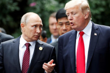 Americký prezident Donald Trump a ruský prezident Vladimir Putin (11. novembra 2017). FOTO: Reuters