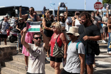 Propalestínsky demonštranti protestujú proti príchodu výletnej lode s izraelskými turistami na ostrov Rodos. FOTO: Reuters