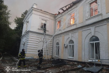 Hasiči zasahujú počas požiaru v hasičskej akadémii po ruskom leteckom útoku na ukrajinské mesto Kropyvnyckyj. FOTO: TASR/AP
