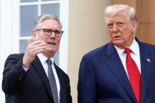 Americký prezident Donald Trump stále vedie pred opozíciou na rozdiel od premiéra Spojeného kráľovstva Keira Starmera. FOTO: Reuters/E. Hockstein