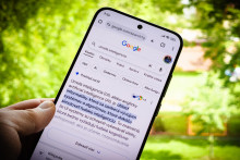 Vyhľadávanie Google s funkciou Prehľady od AI (AI Overview)