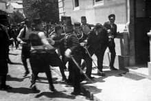 Zatknutie podozrivého v Sarajeve (1914).