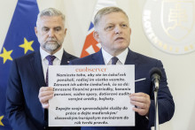 Predseda vlády Robert Fico a podpredseda Národnej rady Tibor Gašpar počas tlačovej konferencie na tému Aktuálne politické témy. FOTO: TASR/Martin Baumann