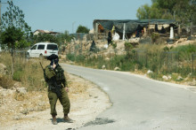 Izraelská polícia uviedla, že vyšetruje incident v blízkosti dediny a dodala, že na výsluch predviedla jedného Izraelčana. FOTO: REUTERS