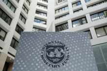 Logo Medzinárodného menového fondu pred jeho centrálou vo Washingtone. FOTO: REUTERS