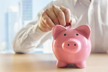 Existujú dve základné stratégie investovania: jednorazové a priebežné investovanie.