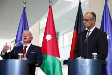 Nemecký kancelár Friedrich Merz a jordánsky kráľ Abdullah II. FOTO: Reuters
