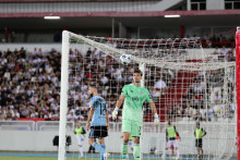 Na snímke hráči Slovana Kenan Bajrič a brankár Dominik Takáč počas odvetného zápasu 2. predkola Ligy majstrov HŠK Zrinjski Mostar - ŠK Slovan Bratislava v Mostare. FOTO: TASR/FENA - Branka Soldo