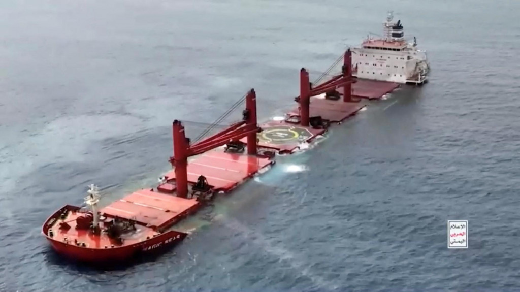 Pohľad na potopenie lode MV Magic Seas. FOTO: Reuters/Mediálne centrum húsíovcom