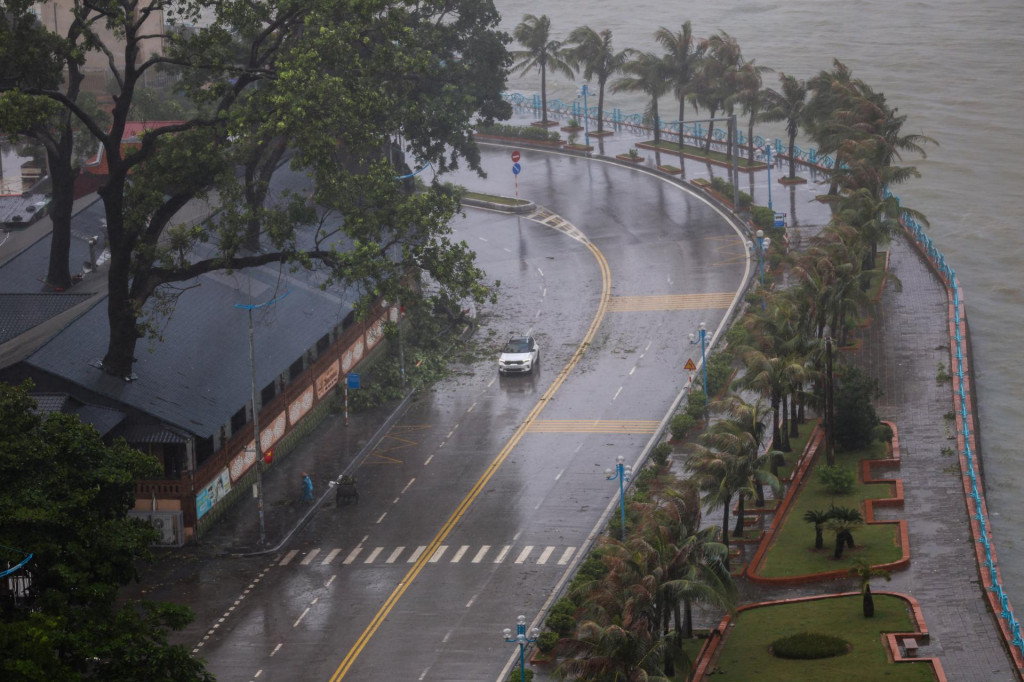 Tropická búrka Wipha vo Vietname. FOTO: Reuters