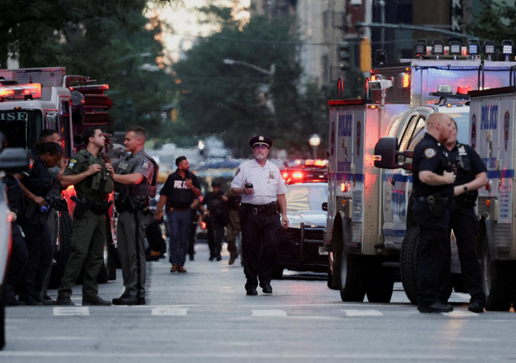 Policajti sa zhromažďujú počas hlásenej aktívnej streleckej akcie v newyorskej štvrti Manhattan. FOTO: Reuters