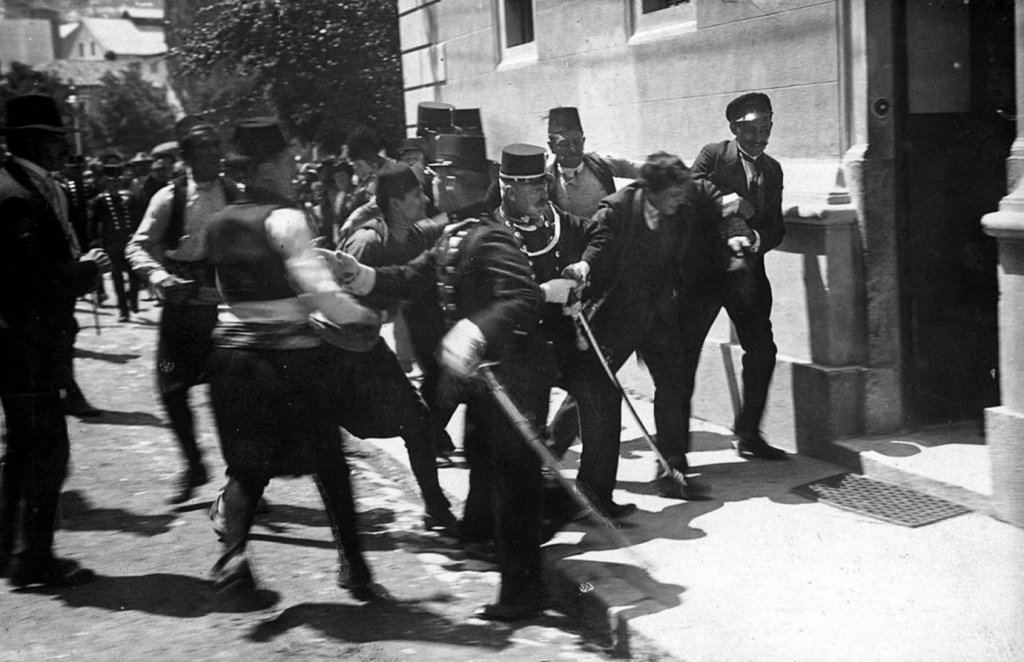 Zatknutie podozrivého v Sarajeve (1914).