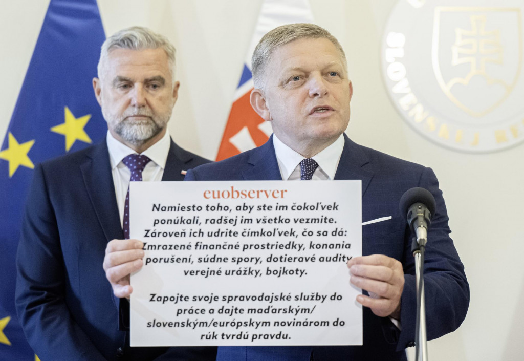 Predseda vlády Robert Fico a podpredseda Národnej rady Tibor Gašpar počas tlačovej konferencie na tému Aktuálne politické témy. FOTO: TASR/Martin Baumann
