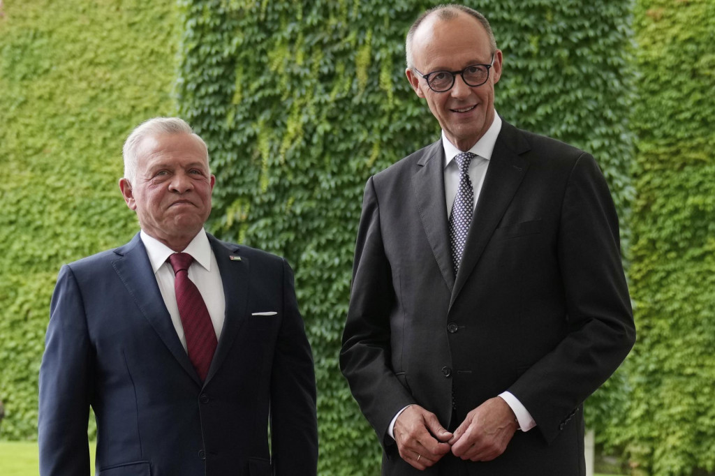 Nemecký kancelár Friedrich Merz (vpravo) a jordánsky kráľ Abdalláh II. počas stretnutia v Berlíne, na ktorom Merz oznámil zvažovanie vyslania ministrov do Izraela. FOTO: TASR/AP