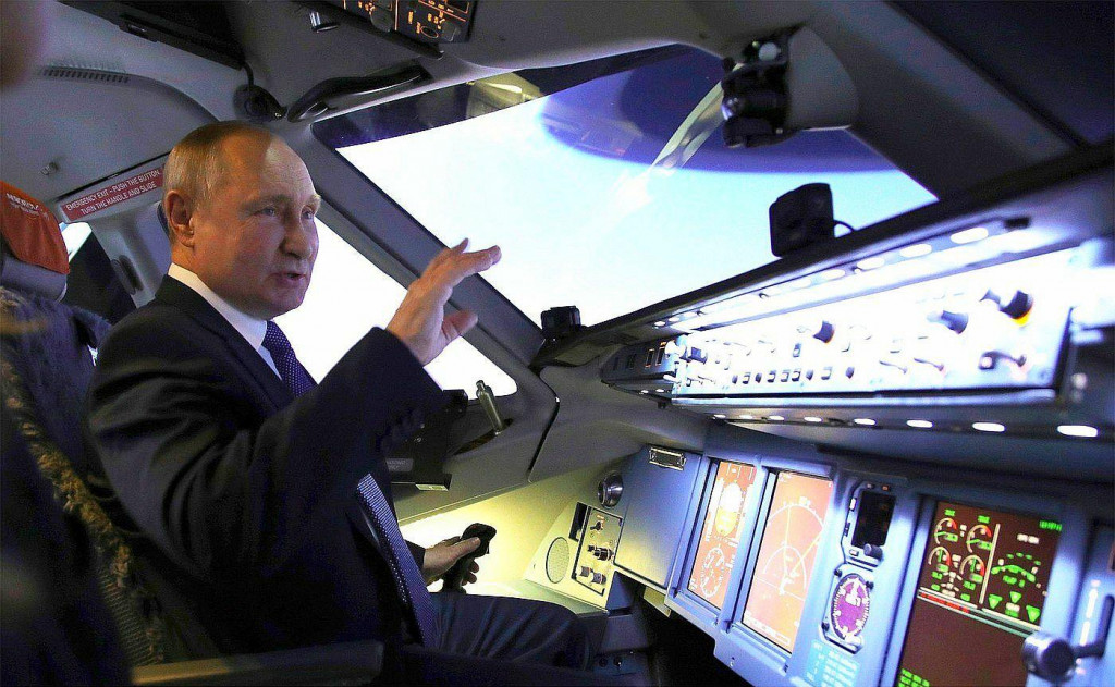 Ruský prezident Vladimír Putin v trenažéri aeroliniek Aeroflot. FOTO: Profimedia