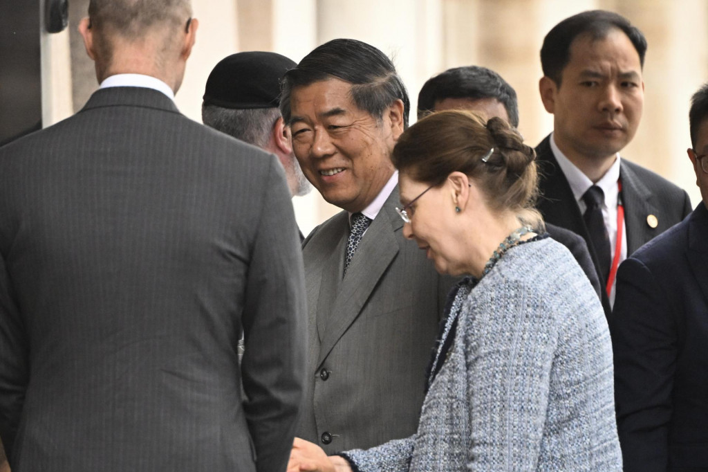 Čínsky vicepremiér Che Li-feng (uprostred) prichádza na druhý deň obchodných rokovaní medzi USA a Čínou v Štokholme v utorok 29. júla 2025. FOTO: TASR/AP