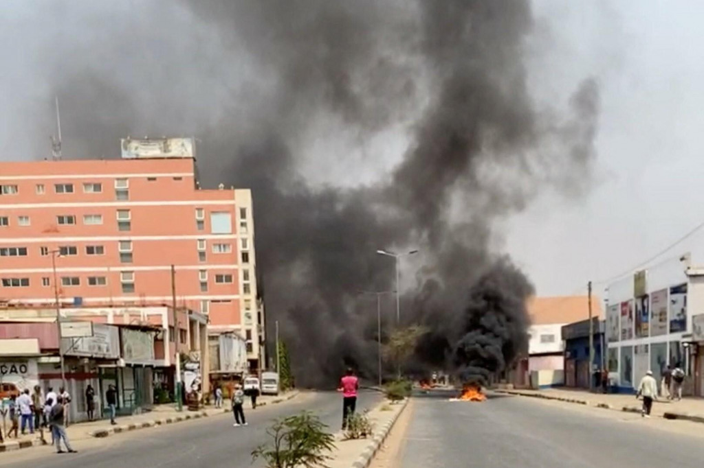 Polícia podľa jej vyhlásenia zadržala stovky osôb za výtržnosti, vandalizmus a rabovanie obchodov. Poškodené boli autá a autobusy, demonštranti tiež blokovali cesty. FOTO: REUTERS