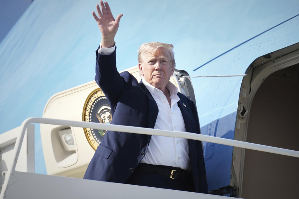 Americký prezident Donald Trump máva počas nastupovania do lietadla Air Force One pred odletom do Washingtonu v škótskom Lossiemouthe. FOTO: TASR/AP
