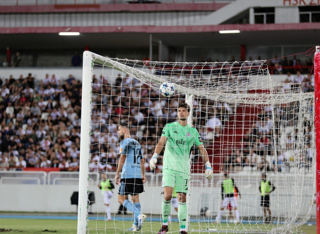 Na snímke hráči Slovana Kenan Bajrič a brankár Dominik Takáč počas odvetného zápasu 2. predkola Ligy majstrov HŠK Zrinjski Mostar - ŠK Slovan Bratislava v Mostare. FOTO: TASR/FENA - Branka Soldo