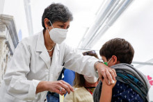 Minister zdravotníctva Kamil Šaško na základe poverenia vlády požiadal SAV o otestovanie vzoriek mRNA vakcín proti COVID-19. FOTO: Reuters