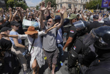 Srbskí policajti odstraňujú pouličnú blokádu. FOTO: TASR/AP
