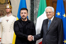 Talianský prezident Sergio Mattarella a Ukrajinský prezident Volodymyr Zelenskyj. FOTO: REUTERS/Italian Presidency Press Office