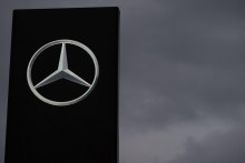 Na archívnej snímke z 29. júla 2025 logo nemeckej automobilky Mercedes-Benz v Stuttgarte. FOTO: TASR/AP