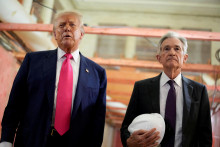 Prezident Donald Trump na inšpekčnej návšteve amerického Fedu s jeho šéfom Jeromom Powellom. FOTO: REUTERS