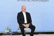 Azerbajdžanský prezident Ilham Alijev odpovedal tento mesiac v meste Chankendy 2,5 hodiny na otázky účastníkov Globálneho mediálneho fóra. FOTO: Úrad prezidenta Azerbajdžanu