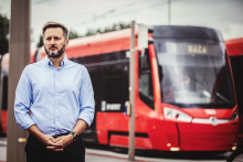 Primátor Matúš Vallo pri odovzdávaní petržalskej trate. Ďalší električkový megaprojekt ho čaká v Ružinove.