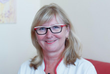 MUDr. Miriam Dziaková, PhD., prezidentka Slovenskej spoločnosti pre fyziatriu, balneológiu a liečebnú rehabilitáciu (SS FBLR) a hlavná odborníčka MZ SR pre tento odbor, pôsobí ako primárka v UNLP Košice.