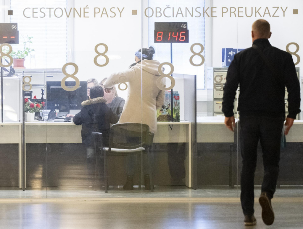 Oddelenie dokladov v Klientskom centre na Tomášikovej ulici v Bratislave. FOTO: TASR/Martin Baumann
