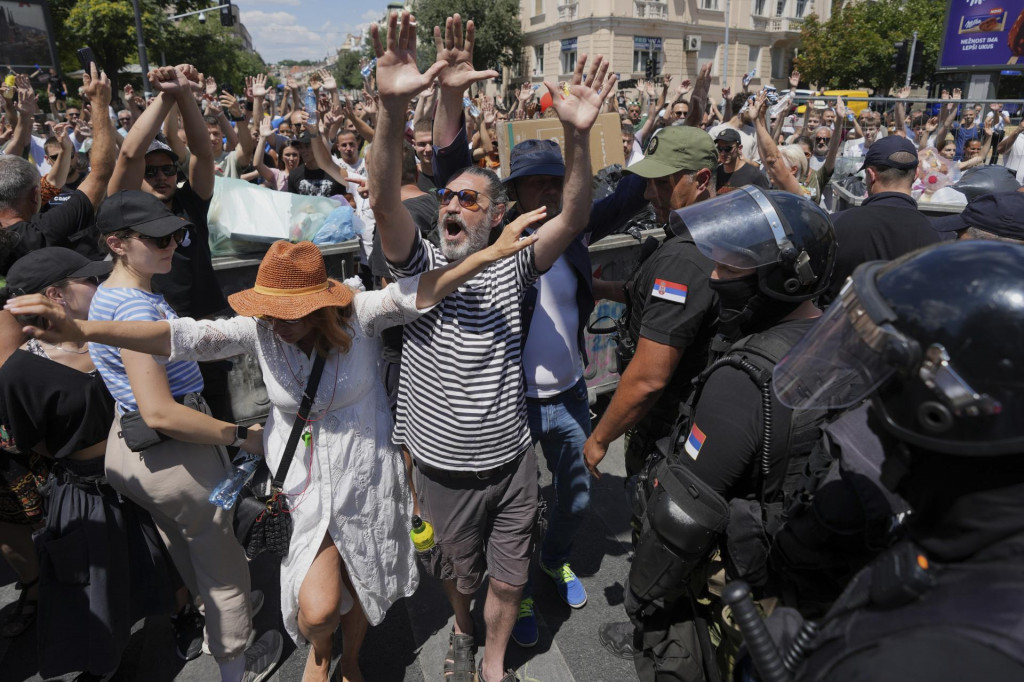 Srbskí policajti odstraňujú pouličnú blokádu. FOTO: TASR/AP