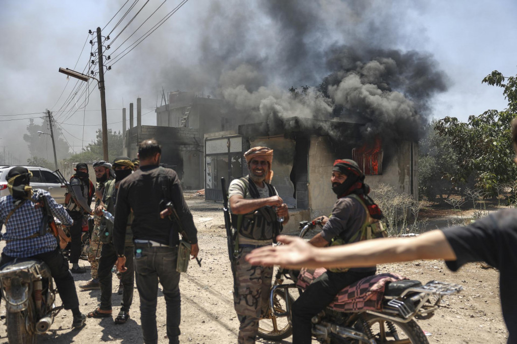 Archívna snímka bojov na predmestí juhosýrskeho mesta Suwajdá. FOTO: TASR/AP
