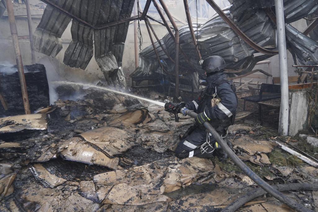 Archívna snímka hasičov zasahujúcich po útoku ruskej armády na obytnú štvrť v meste Charkov na severovýchode Ukrajiny. FOTO: TASR/AP