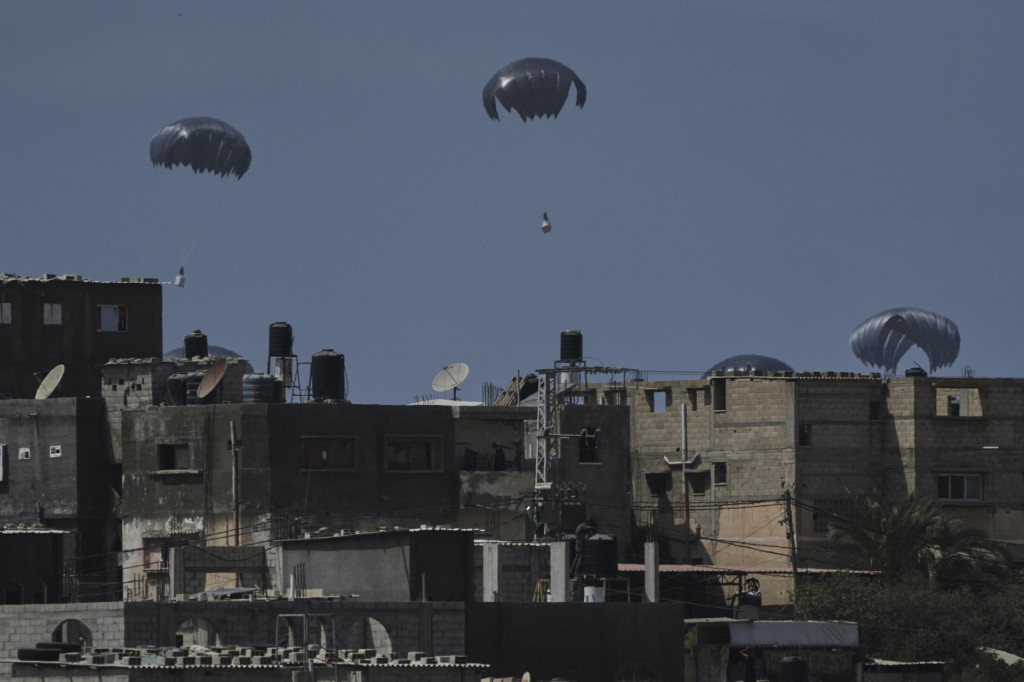 umanitárna pomoc, ktorú zhodili nad strednou časťou Pásma Gazy. FOTO: TASR/AP