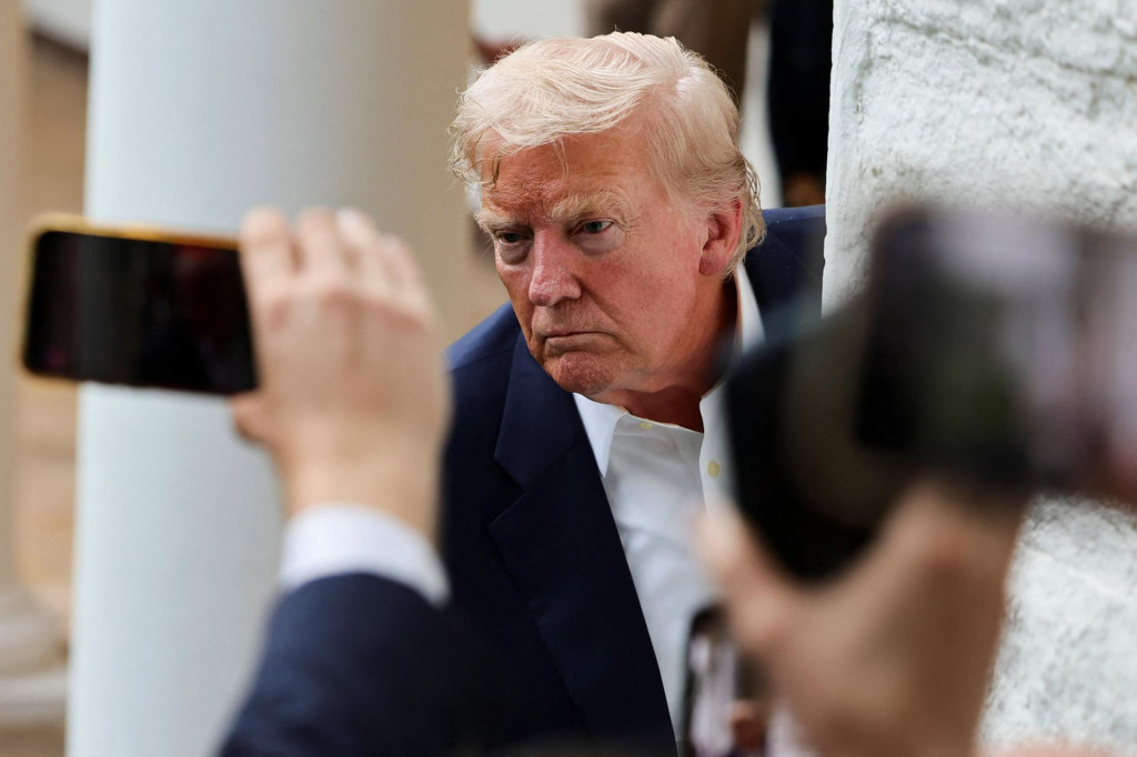 Donald Trump tvrdí, že mu zosnulý finančník Jeffrey Epstein v minulosti odlákal mladé ženy pracujúce v jeho rezorte Mar-a-Lago. FOTO: REUTERS