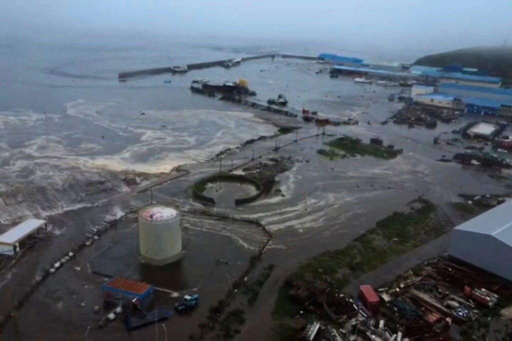 Po zemetrasení zasiahlo pobrežie v Rusku cunami. FOTO: Reuters