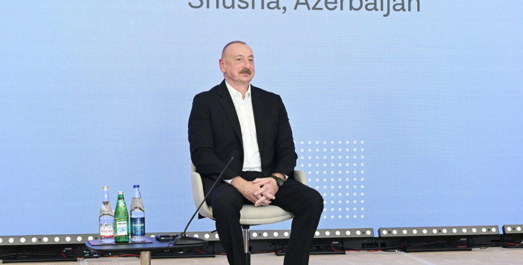 Azerbajdžanský prezident Ilham Alijev odpovedal tento mesiac v meste Chankendy 2,5 hodiny na otázky účastníkov Globálneho mediálneho fóra. FOTO: Úrad prezidenta Azerbajdžanu