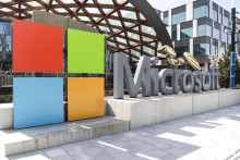Nápis a logo spoločnosti Microsoft pred sídlom spoločnosti v americkom Redmonde. FOTO: TASR/AP